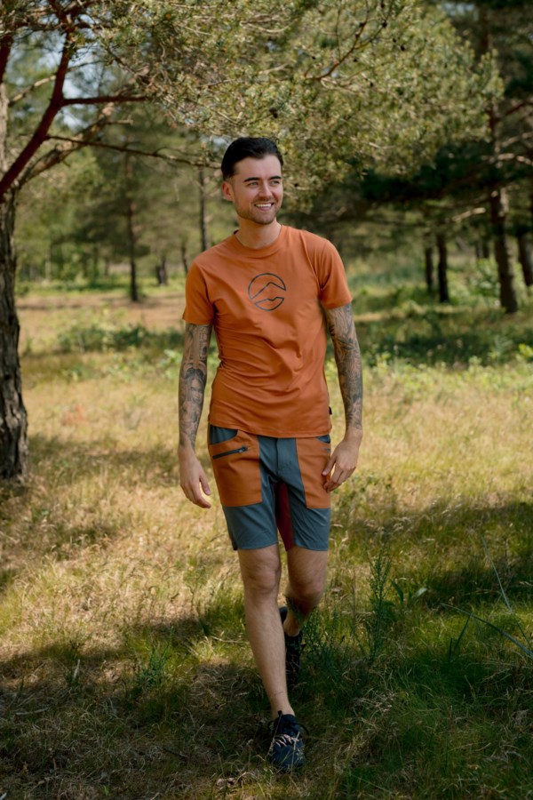 Stormberg Juv turshorts herre oransje grå vannavstøtende 4-veis stretch forsterket bak lommer glidelåslomme lår høy livhøyde YKK 399 kr
