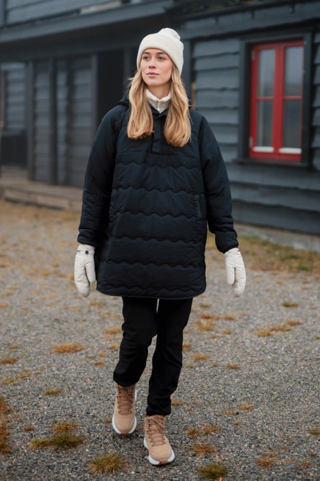 Voieåsen vattert poncho Black Dame - 1