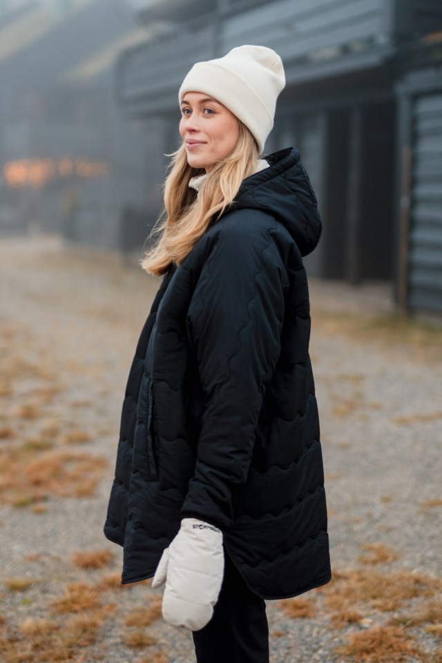 Voieåsen vattert poncho Black Dame - 1