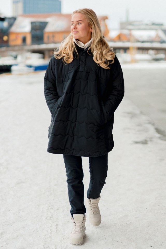 Voieåsen vattert poncho Black Dame - 1
