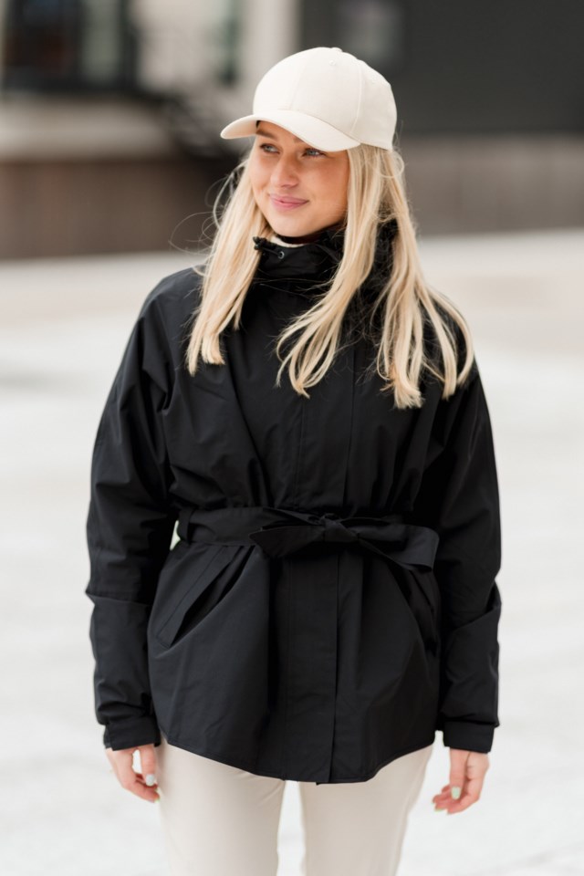 Henningsvær kort skalljakke Black Dame - 1